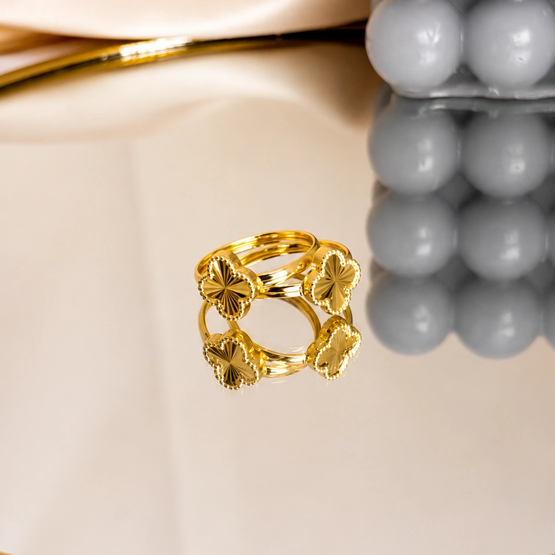 41. ANILLO VAN CLEEF DIAMANTADO CON BORDE EN PIEDRERIA PESO_ 1.0 GR MEDIDA_ 7
