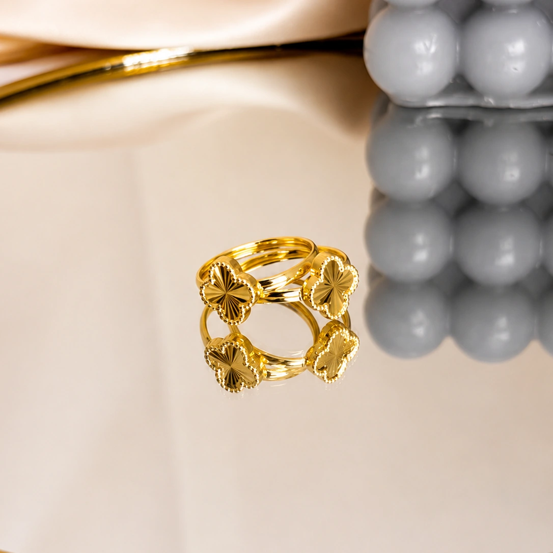 42. ANILLO VAN CLEEF DIAMANTADO CON BORDE EN PIEDRERIA PESO_ 1.0 GR MEDIDA_ 6 1_2