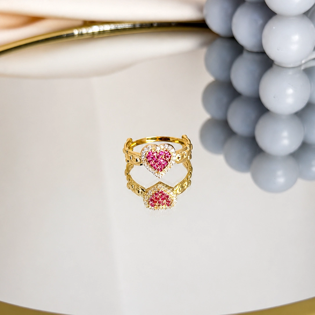 48. ANILLO DISEÑO CORAZON ADORNADO CON PIEDRERIA FUCCIA Y BORDE TRANSPARENTE PESO _ 3.1 GR